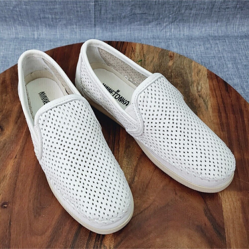 Minnetonka Pacific Slip On Loafer White Perforated Leather Women's 7.5 (Tag 8.0)